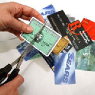 Fallar en los pagos hasta dejar de revisar el informe de crédito todos los años puede afectar tu crédito. (Archivo)